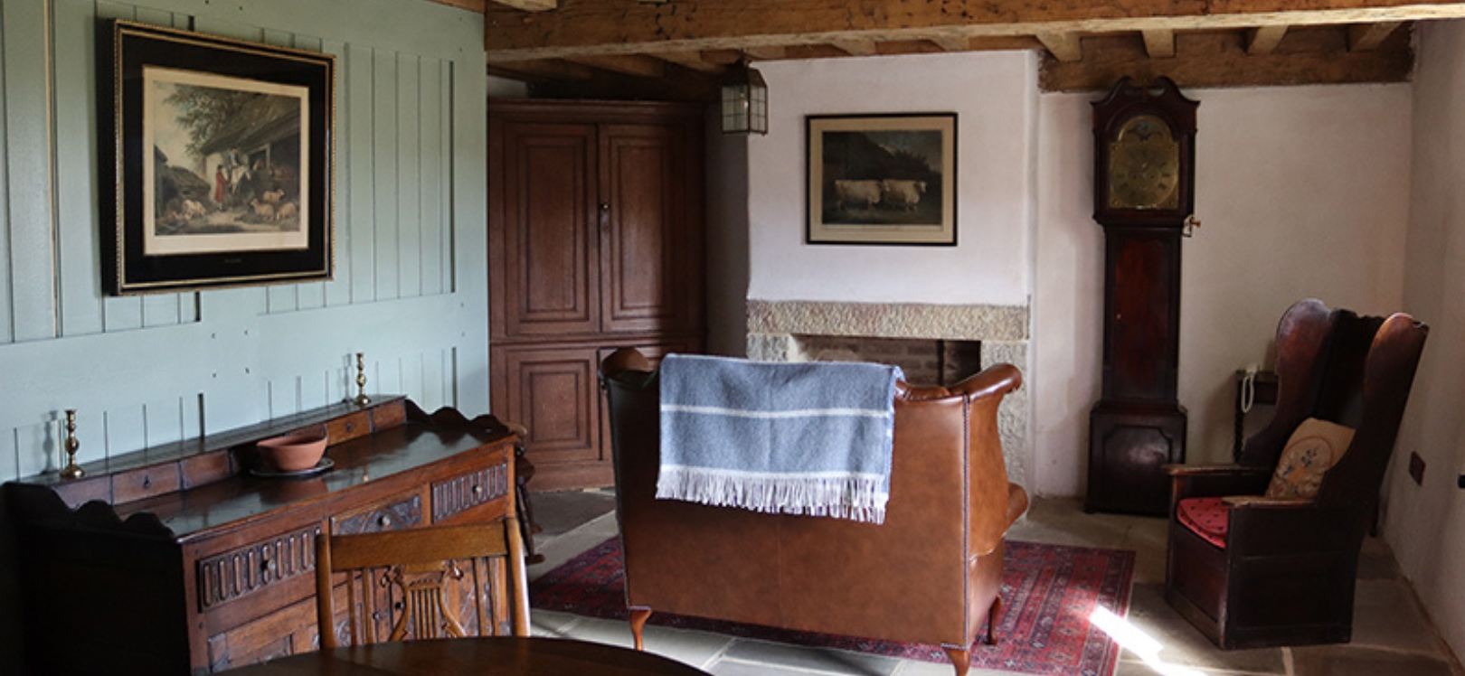 Potters Cottage showing a living room